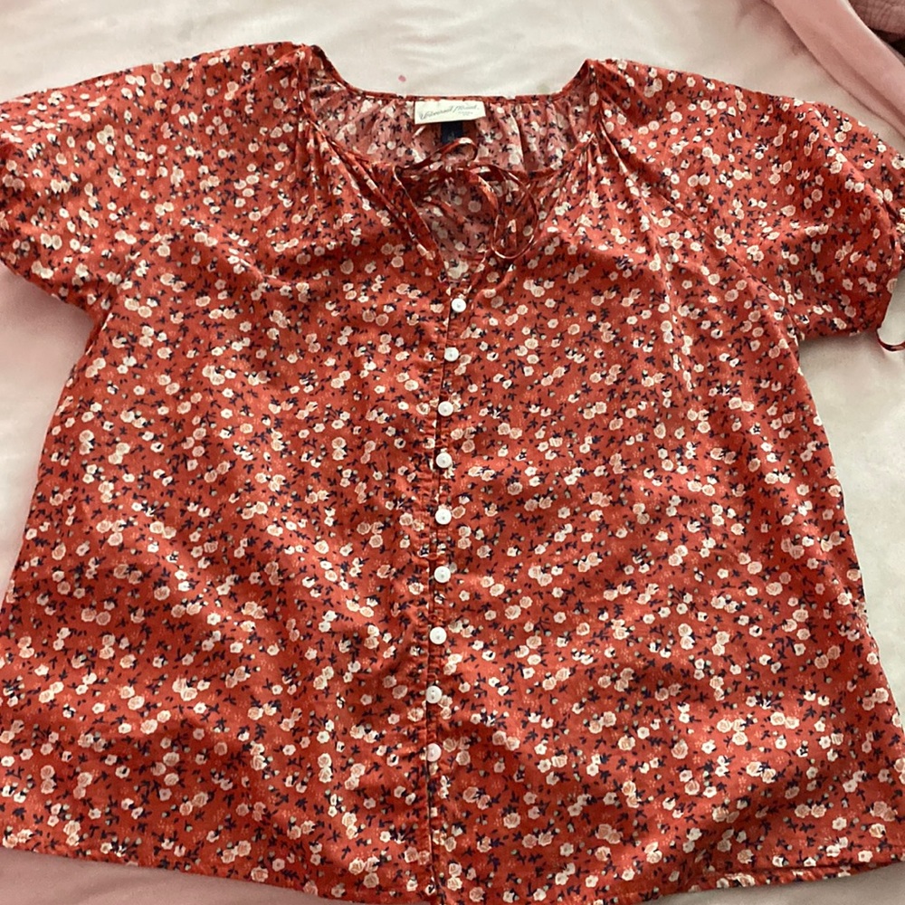 Universal thread flower button down